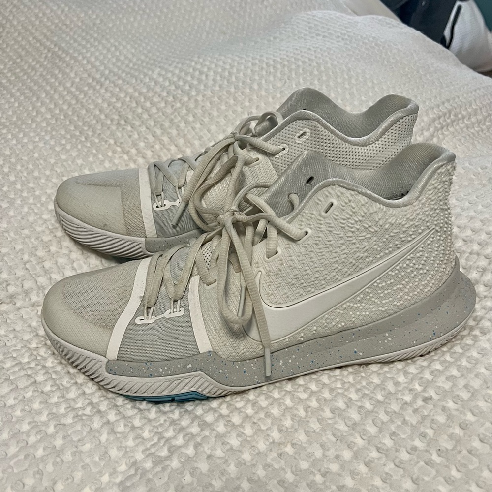 NIKE Kyrie Irving Azurie Elizabeth White Mens Shoes